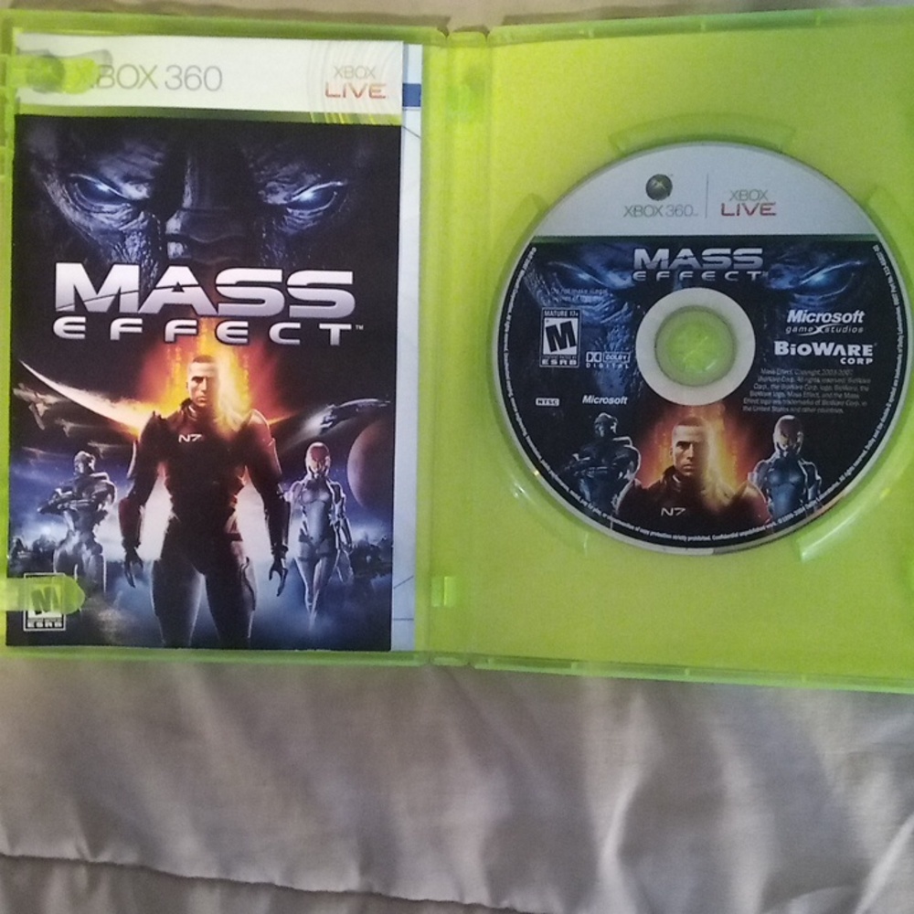 Mass Effect XBOX 360 Video Game 2007 BioWare Corp / Epic Games PLAYS FINE